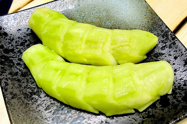 皿に盛られたピクルスキュウリ。