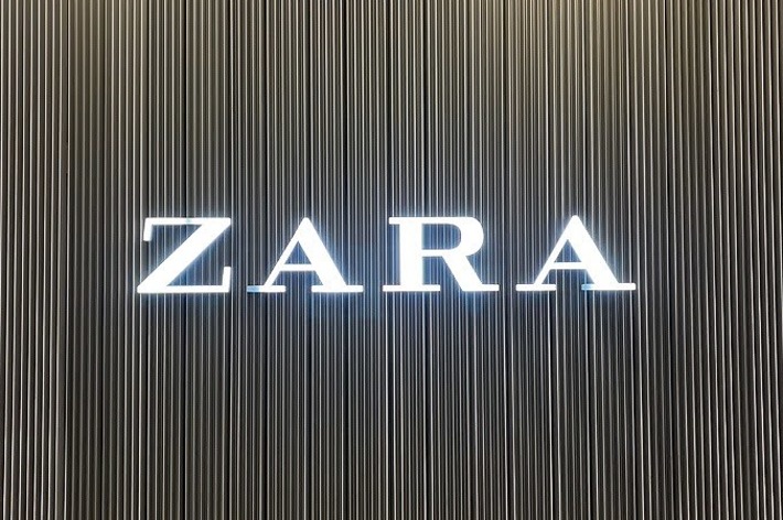 ザラの店舗看板、白い文字でブランド名が表示されている。