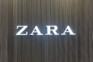 ザラの店舗看板、白い文字でブランド名が表示されている。