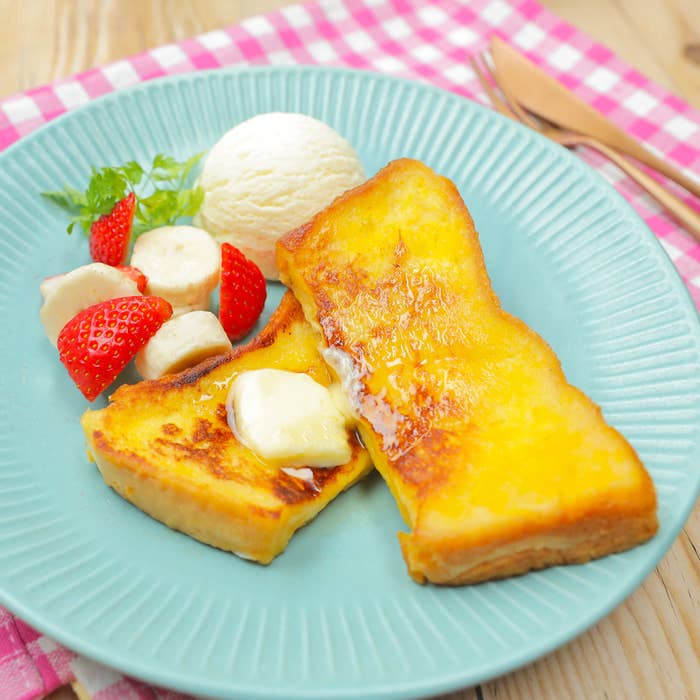 フレンチトーストとバニラアイスクリーム、イチゴが添えられた皿