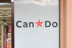 看板に「Can★Do」と書かれている店の入口です。