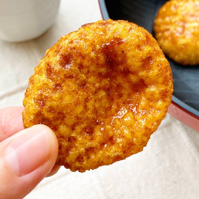 LAWSON（ローソン）のやみつきスナック「濃いめのしっとりカレーせんべい」