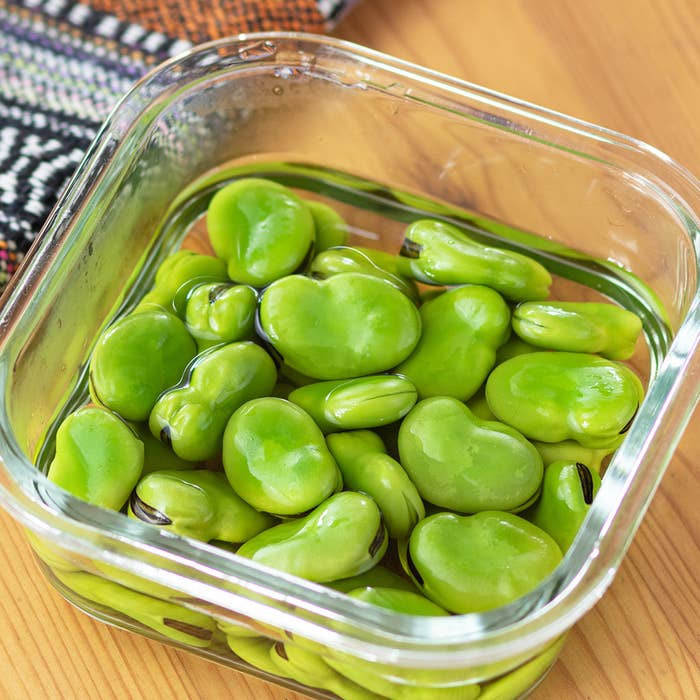 ガラス容器に入ったそら豆の浅漬け。