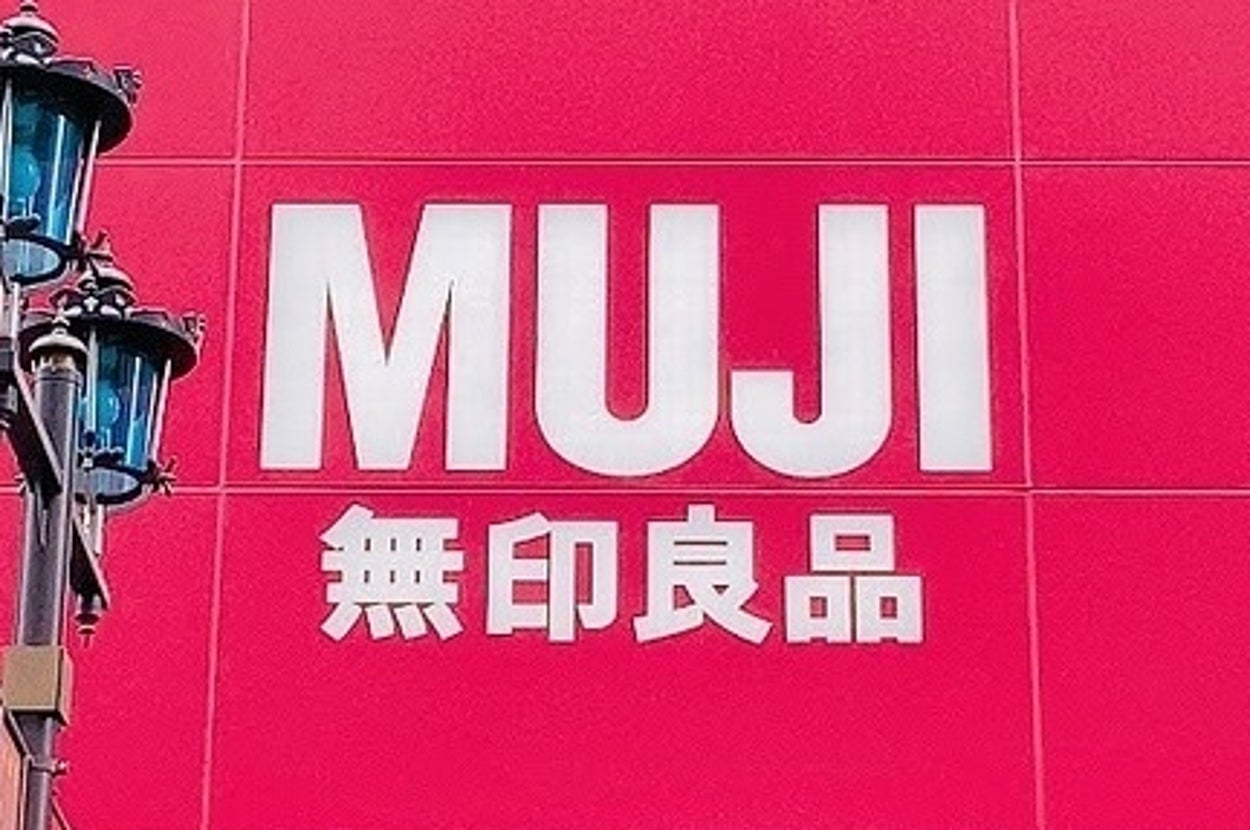 無印良品の店舗の看板で、「MUJI 無印良品」と書かれています。