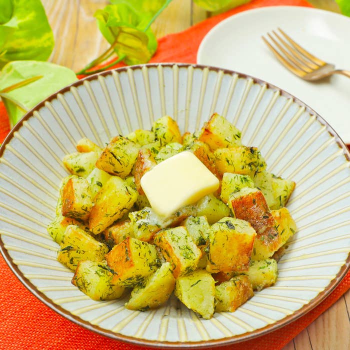 皿に盛られたポテトと溶けかけのバター。