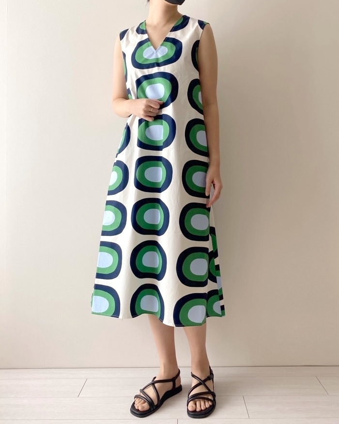 ユニクロのオススメファッション「Vネックフレアワンピース（ノースリーブ）」