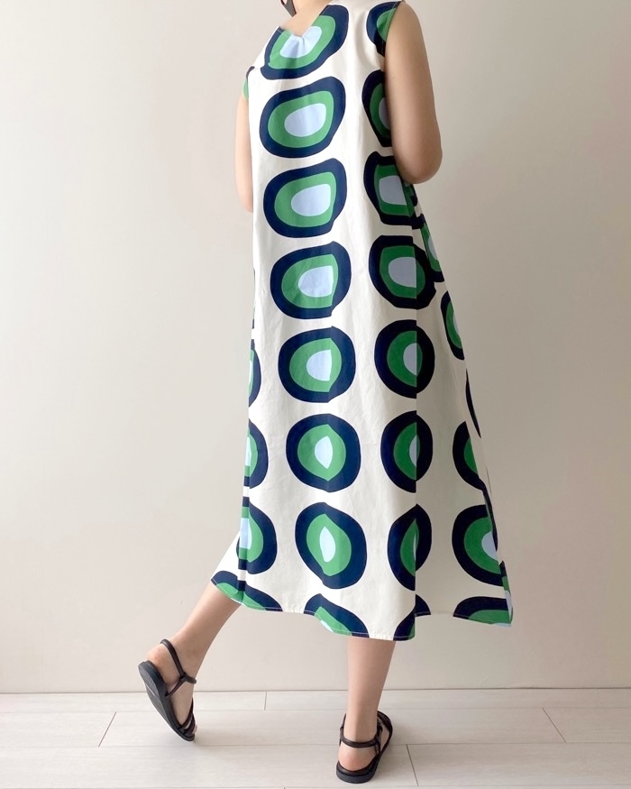 ユニクロのオススメファッション「Vネックフレアワンピース（ノースリーブ）」