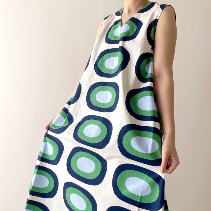 ユニクロのオススメファッション「Vネックフレアワンピース（ノースリーブ）」