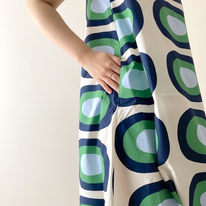 ユニクロのオススメファッション「Vネックフレアワンピース（ノースリーブ）」