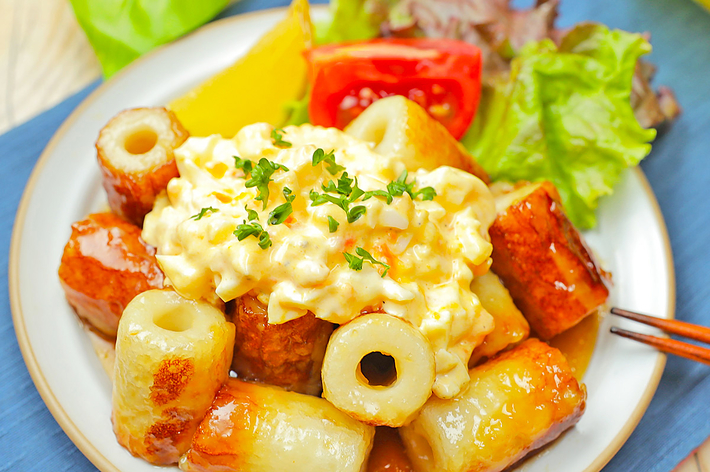 皿の上にポテトサラダと野菜が盛られている。