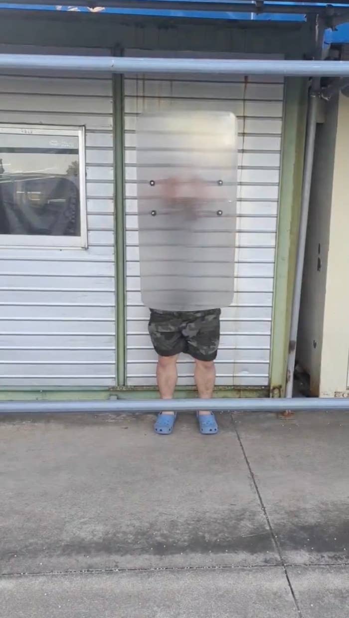 自作の「光学迷彩シールド」を使っている様子