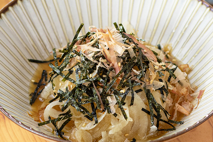 新玉ねぎのサラダ、かつお節と刻み海苔をトッピング