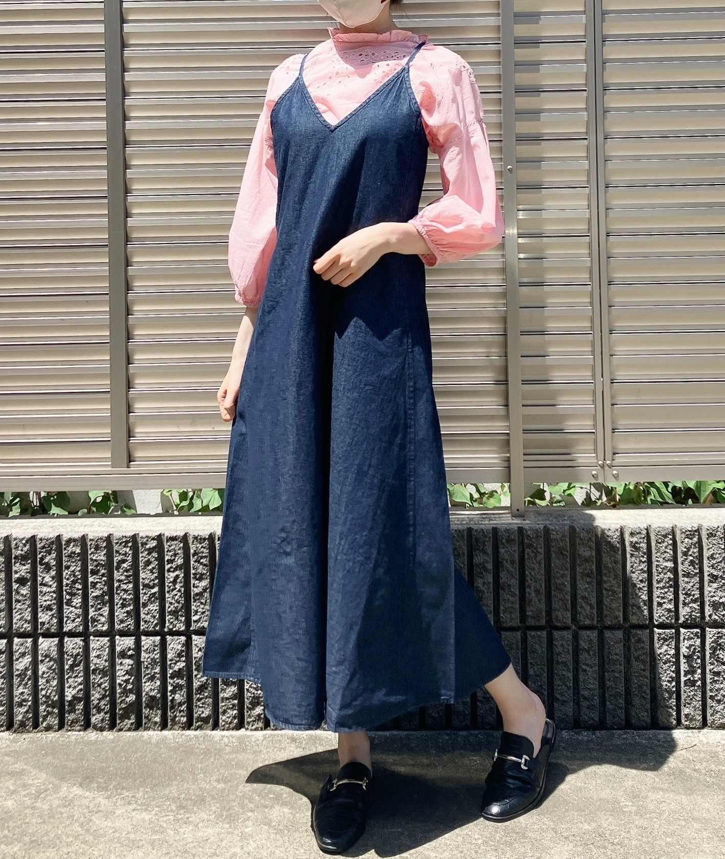 GU（ジーユー）のおすすめワンピース「ライトデニムフレアキャミソールワンピース」