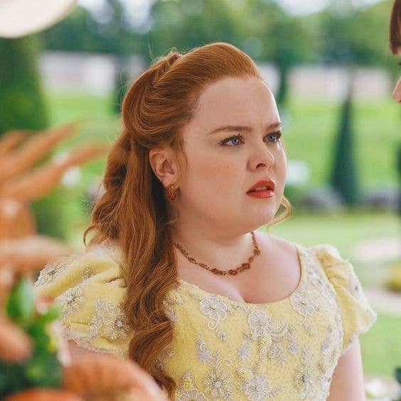 Personaje Anastasia con vestido amarillo en escena de &quot;La Cenicienta&quot;