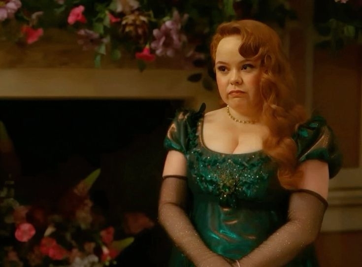 Personaje de TV, AnnaSophia Robb como Carrie en &quot;The Carrie Diaries&quot;, con vestido elegante verde y detalles brillantes