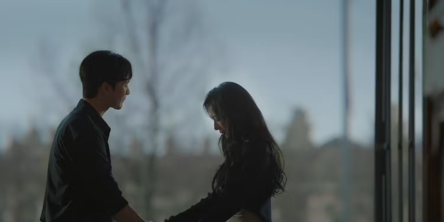 Una pareja de personajes de ficción tomados de la mano y enfrentándose con afecto