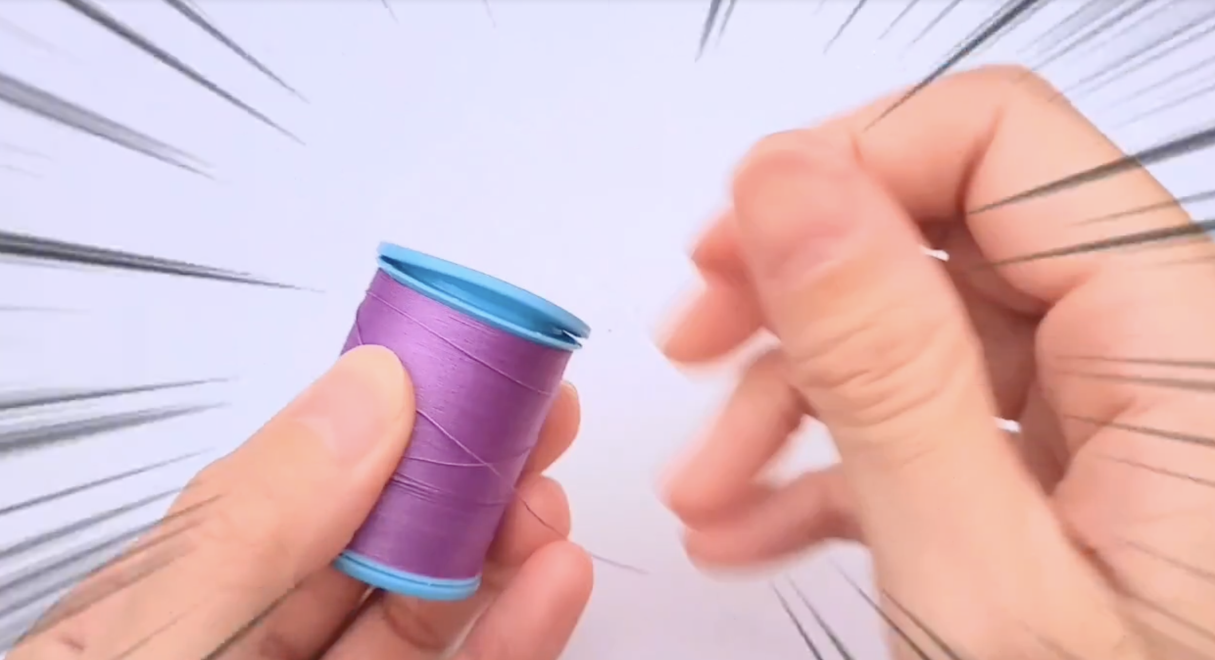 手が糸巻きを持っており、スプールから糸を引き出そうとしている場面です。