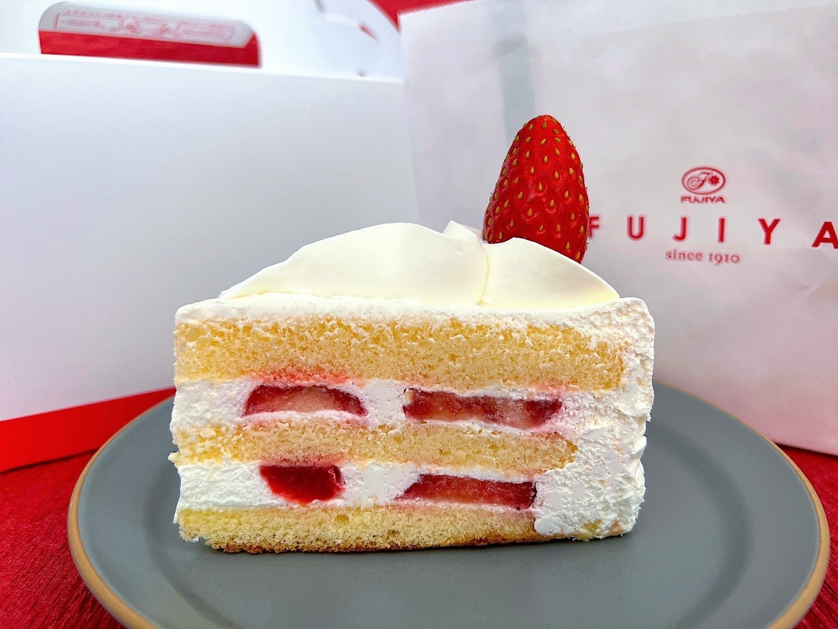 不二家のおすすめケーキ「プレミアムショートケーキ(国産苺)」