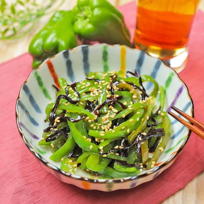 皿に盛られたピーマンの和え物。