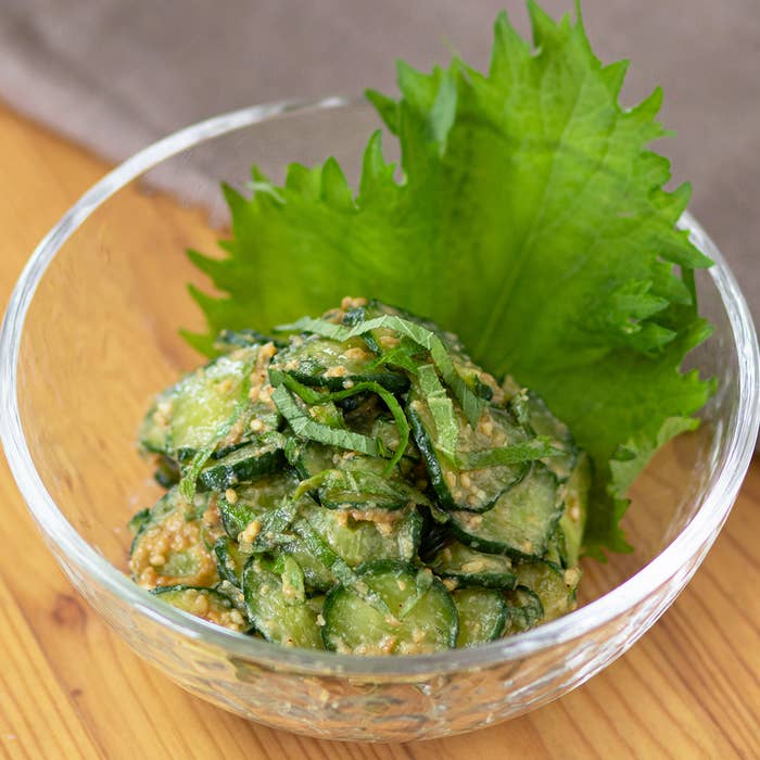 きゅうりとしその和え物が入ったガラスのボウル。