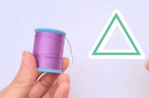 手が紫の糸の巻き取られたボビンを持っており、右側に緑色の三角形のシンボルがある。