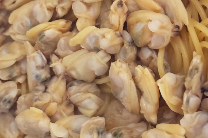 鍋に入ったスパゲティとクラム。