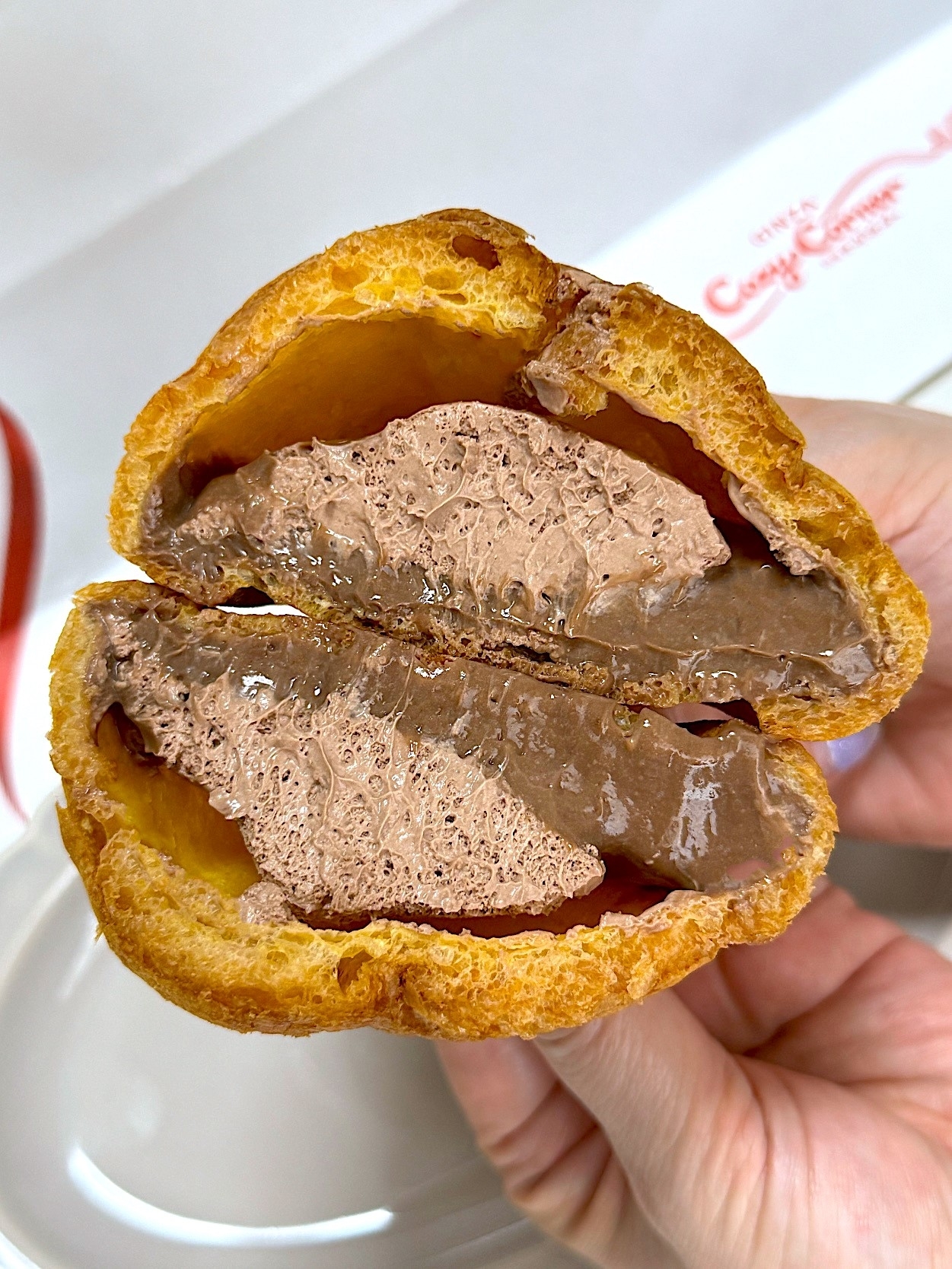 コージーコーナーのおすすめスイーツ「ジャンボシュークリーム（ガーナ）」