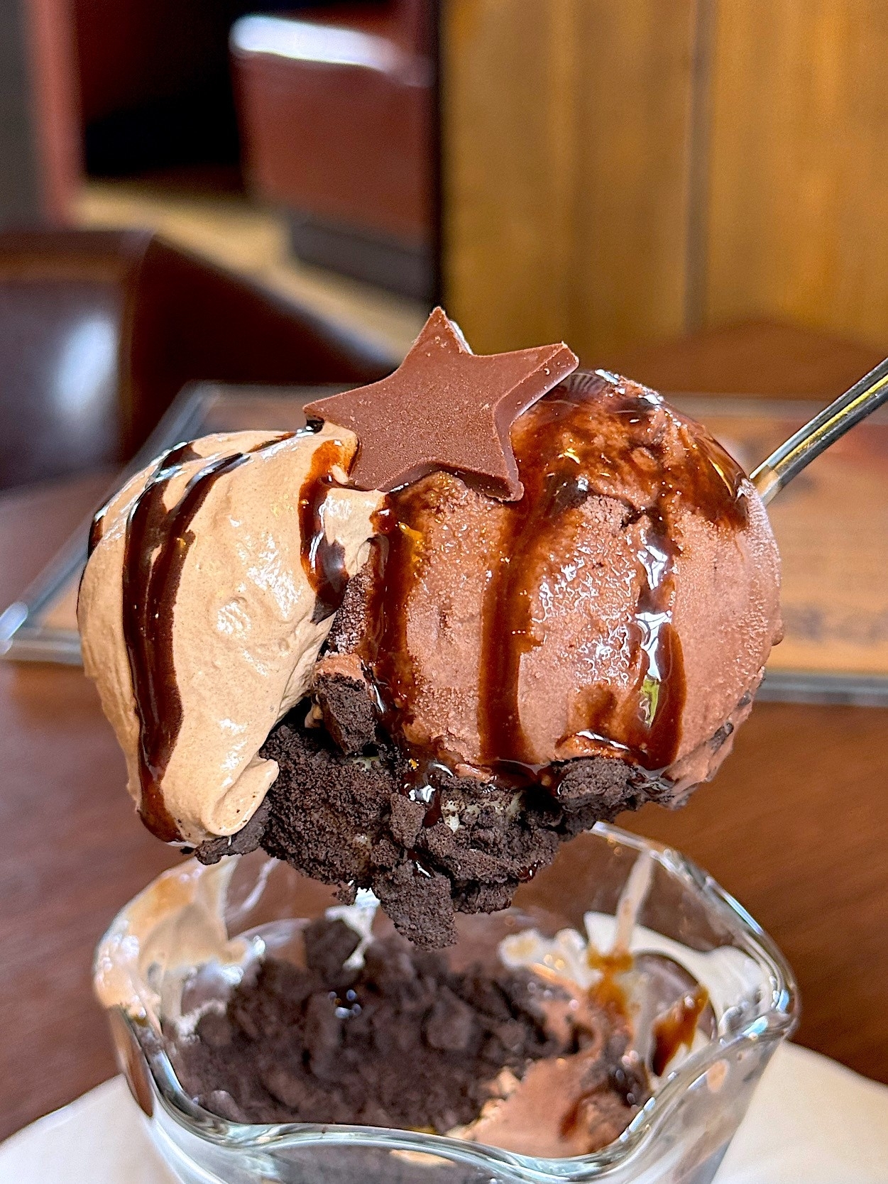 星乃珈琲店のおすすめスイーツ「チョコレートパフェ」