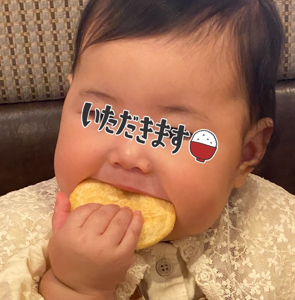 赤ちゃんがおやつを食べている。
