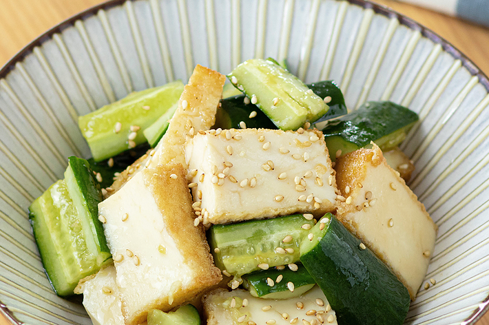 キュウリと豆腐の和風サラダ、ごまを散らしている。