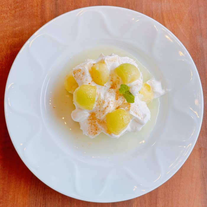 デニーズのオススメメニュー「マスクメロンのふわふわショートケーキ」