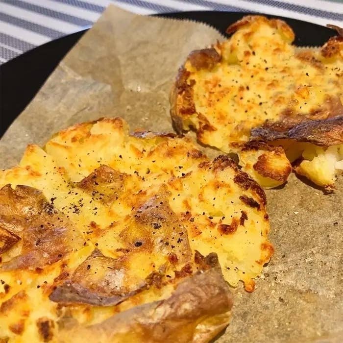 焼き色がついたじゃがいもの料理が皿に盛られています。