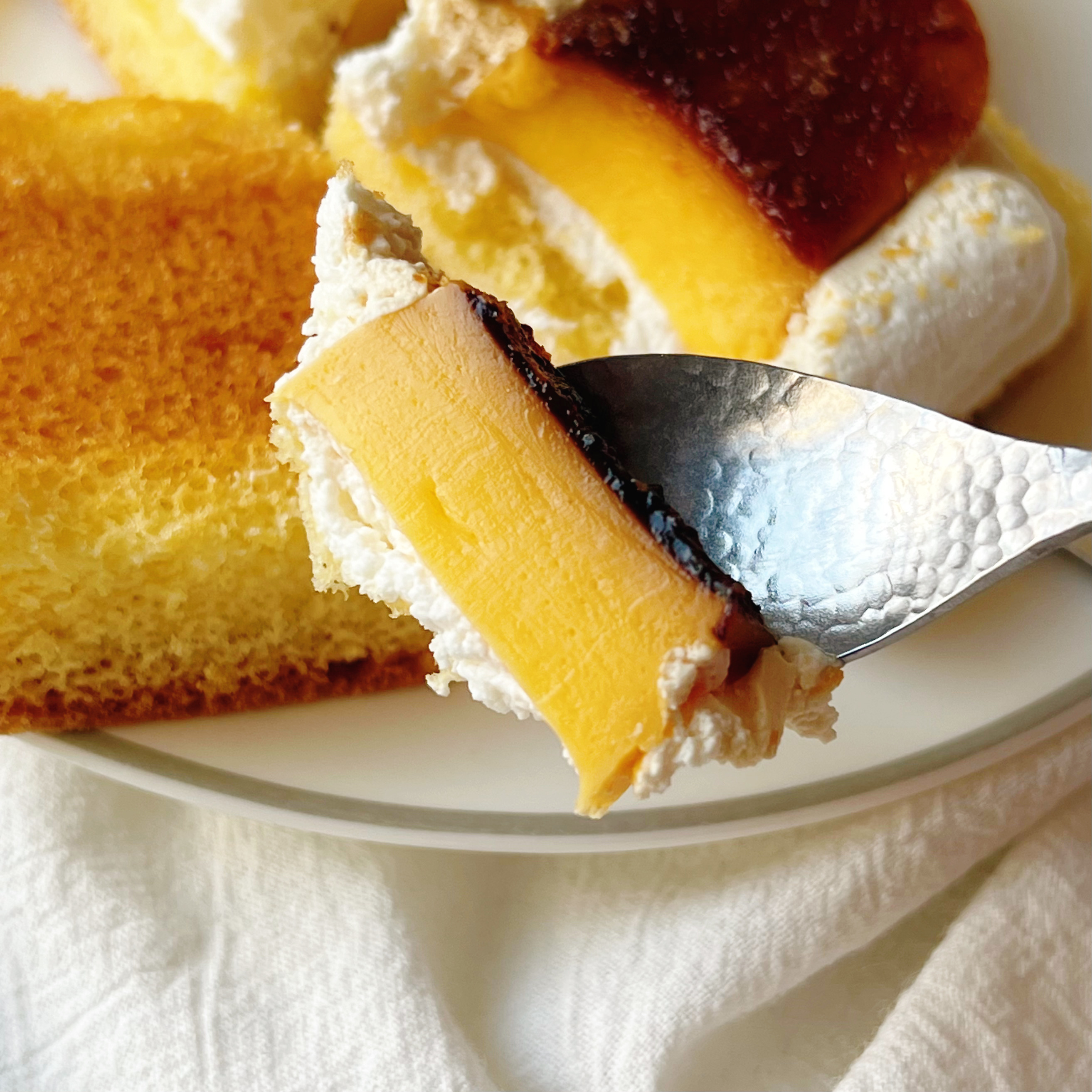 ファミリーマートのおすすめスイーツ「プリンサンド」