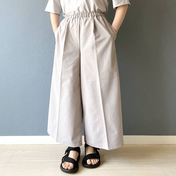 無印良品のオススメのパンツ「婦人 風を通すストレッチサッカークロップドパンツ」