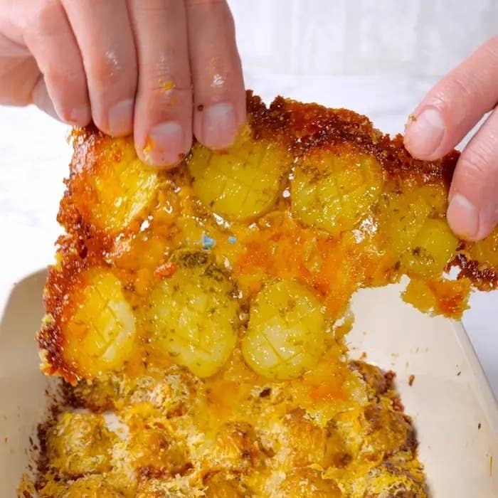 じゃがいものオーブン焼きを手で持っています。