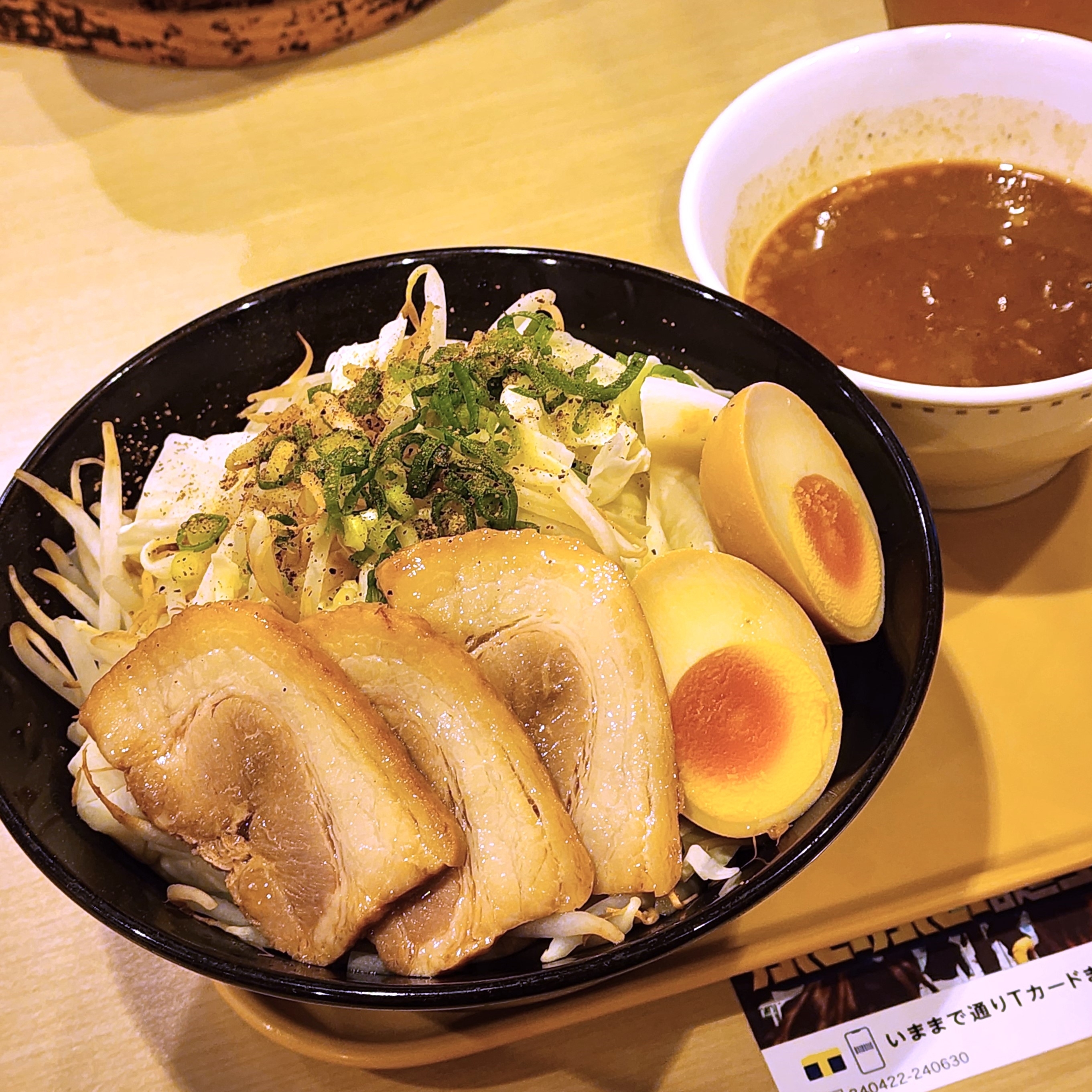 ガストのおすすめフード「ガス郎魚介つけ汁うどんチャーシュー煮卵付き」