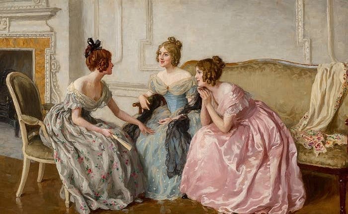 Pintura de tres mujeres de época en vestidos elegantes sentadas y conversando