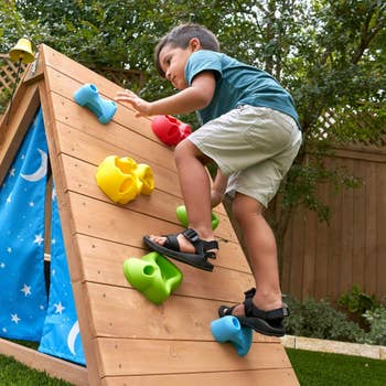 Seorang anak memanjat tenda pendakian