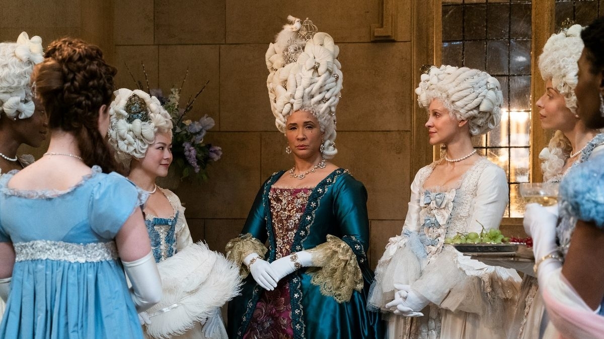 Personajes de época con trajes del siglo XVIII en un salón elegante, representando una escena de una serie o película