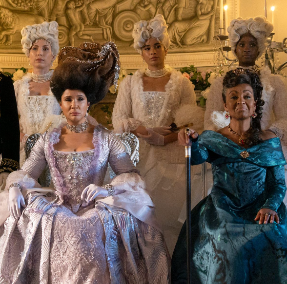Personajes de "Bridgerton" en vestuario de época, destacando elegancia y detalles en la moda del siglo XIX