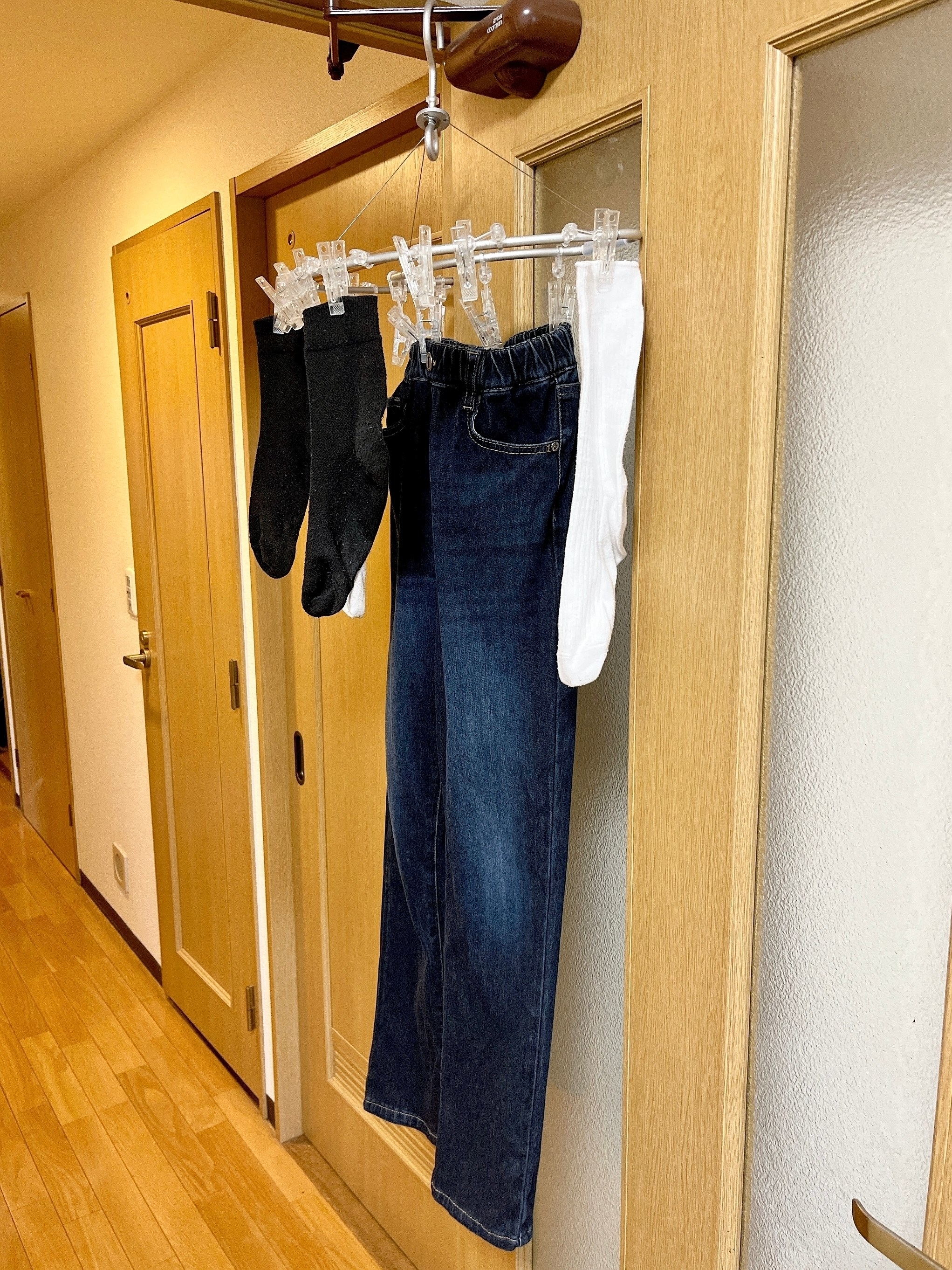 無印良品のおすすめの便利グッズ「アルミ壁面用ハンガー」