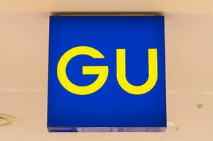 天井に取り付けられた「GU」のロゴがある看板