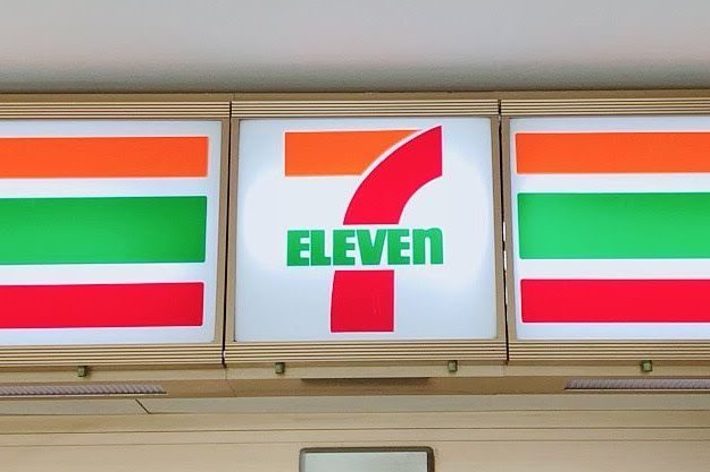 セブンイレブンのロゴが表示された看板です。