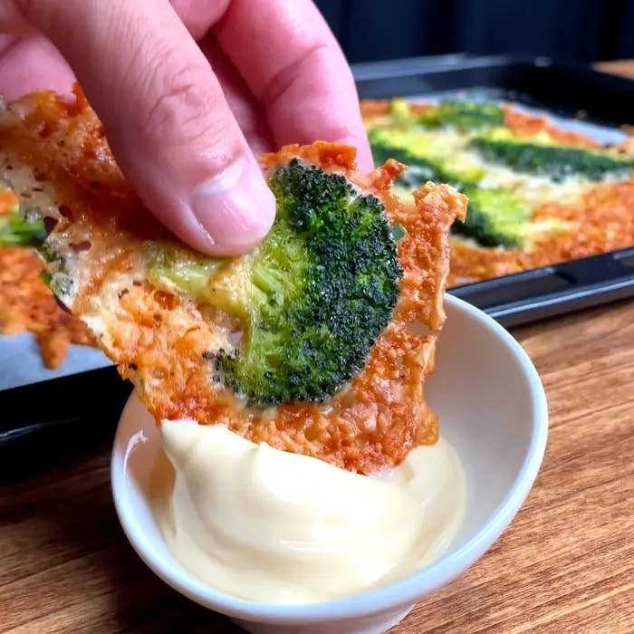 焼いたブロッコリーをディップしている様子。