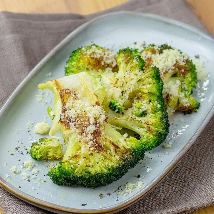 皿に盛られた焼きブロッコリー。