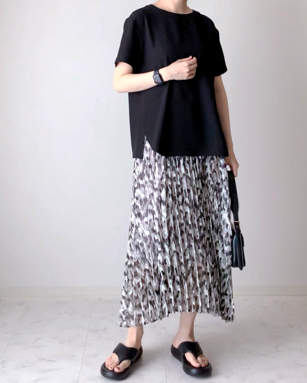 GU(ジーユー)のおすすめファッション「バックジップTブラウス(半袖)Z(セットアップ可能)」