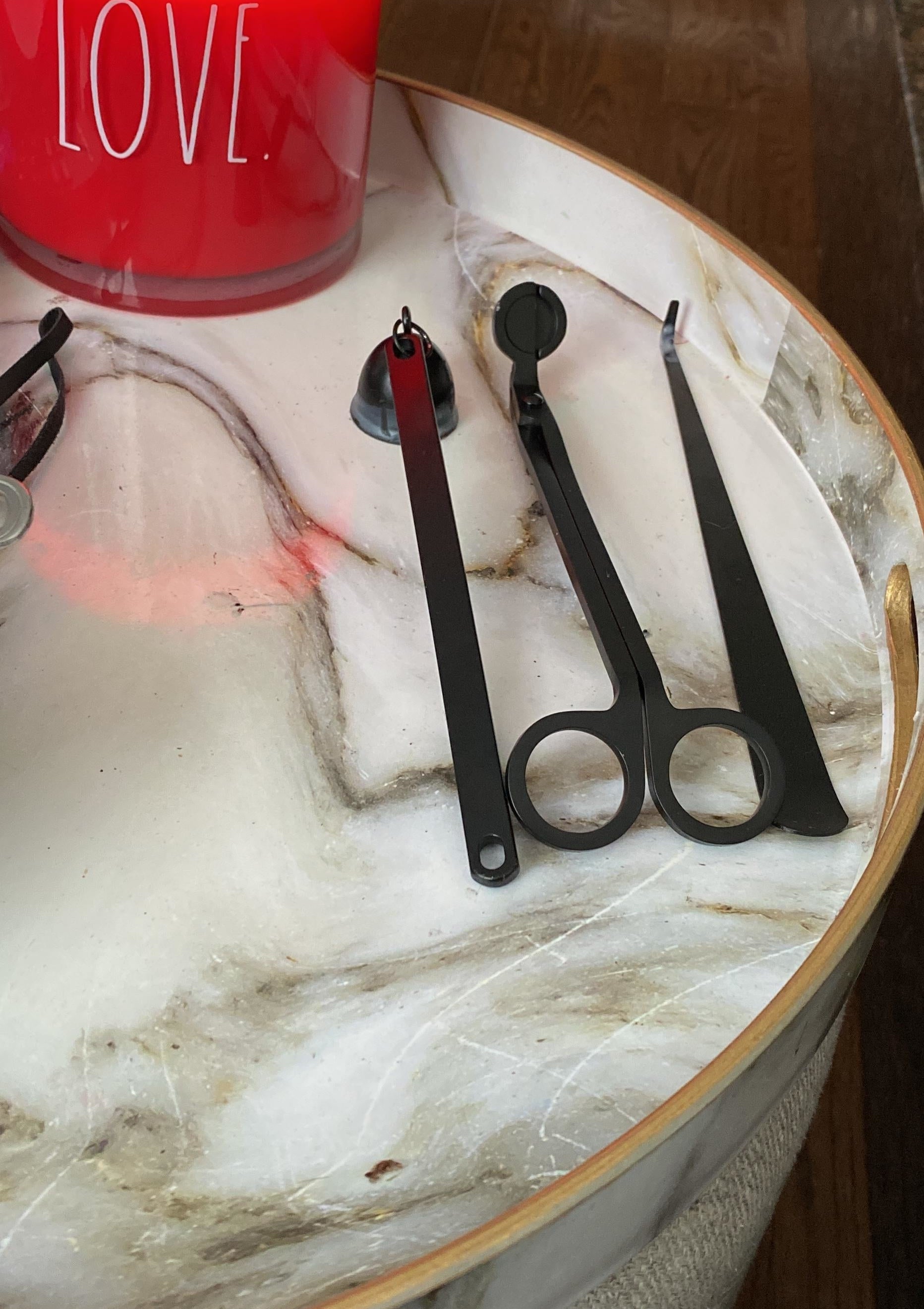 aksesori lilin pengulas diletakkan di atas meja