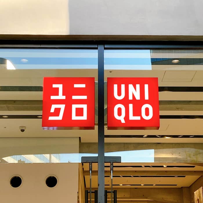 ユニクロの店舗入り口に掲げられたロゴサイン