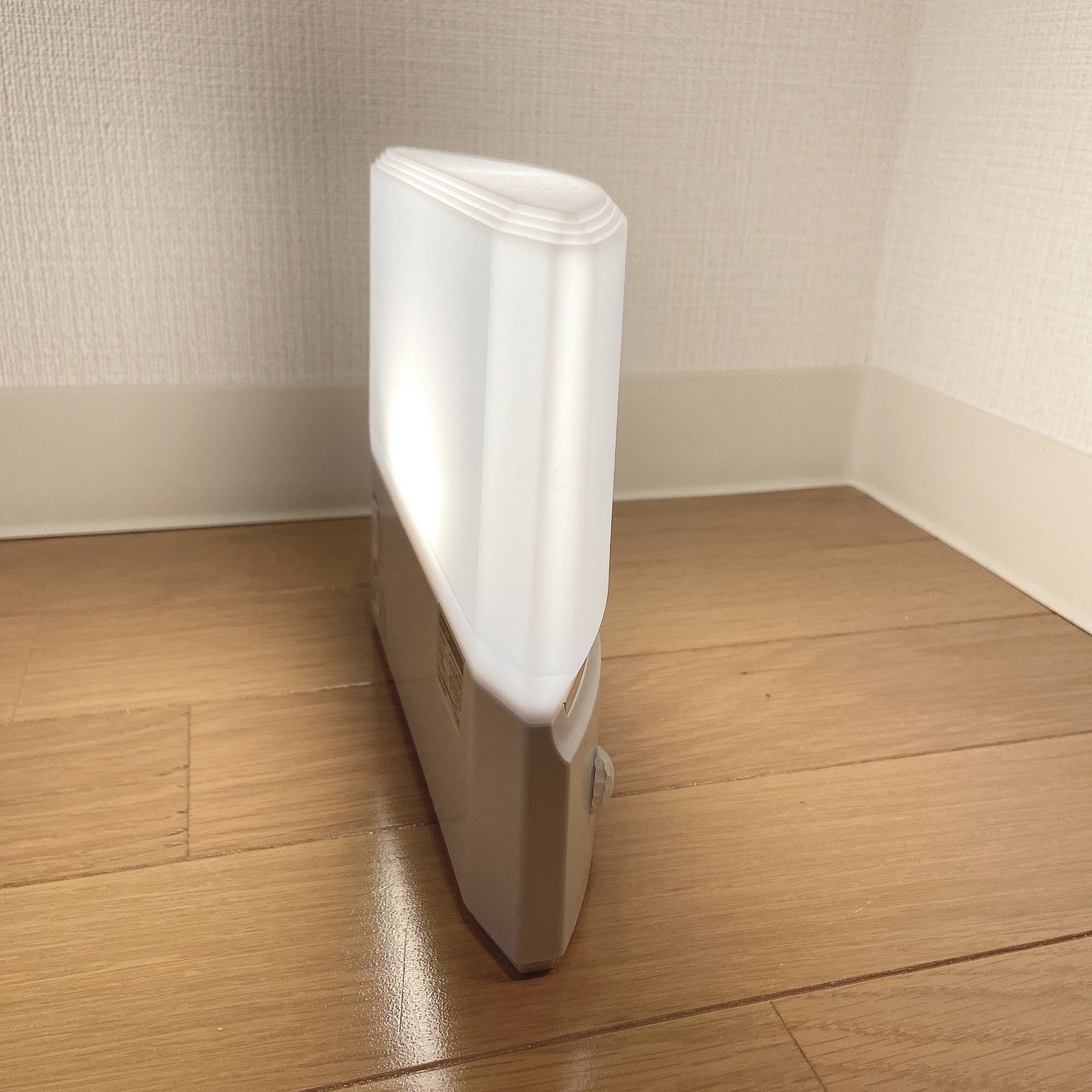 ニトリのオススメグッズ「明暗人感付センサーライト もてなしのあかり」