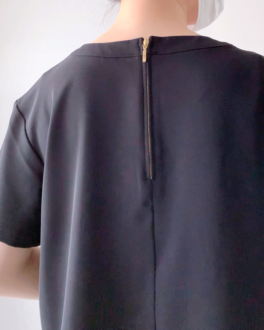 GU(ジーユー)のおすすめファッション「バックジップTブラウス(半袖)Z(セットアップ可能)」